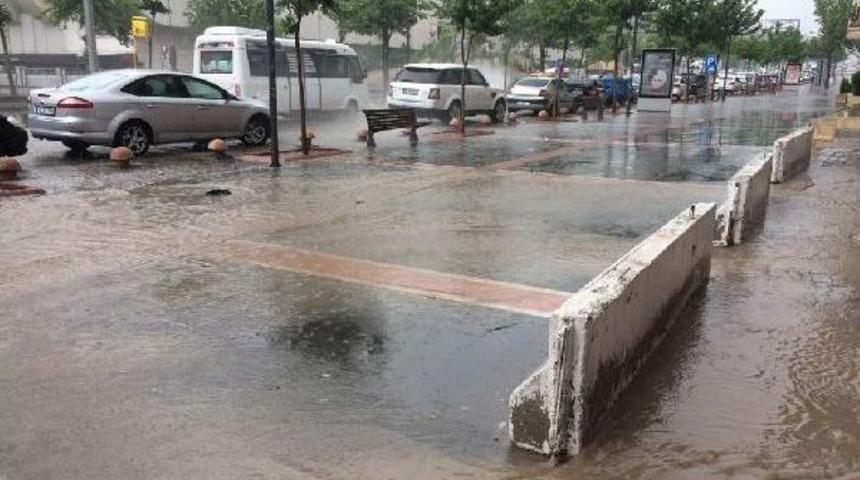 Batman'da Cadde Ve Kaldırımlar 15 Dakikalık Yağmura Teslim Oldu