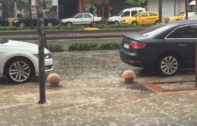 Batman da Cadde Ve Kaldırımlar 15 Dakikalık Yağmura Teslim Oldu 1