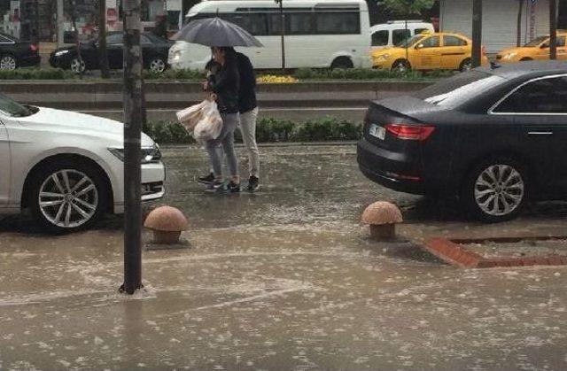 Batman da Cadde Ve Kaldırımlar 15 Dakikalık Yağmura Teslim Oldu 2