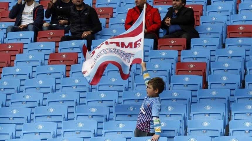 Tek Başına Bayrak Salladı