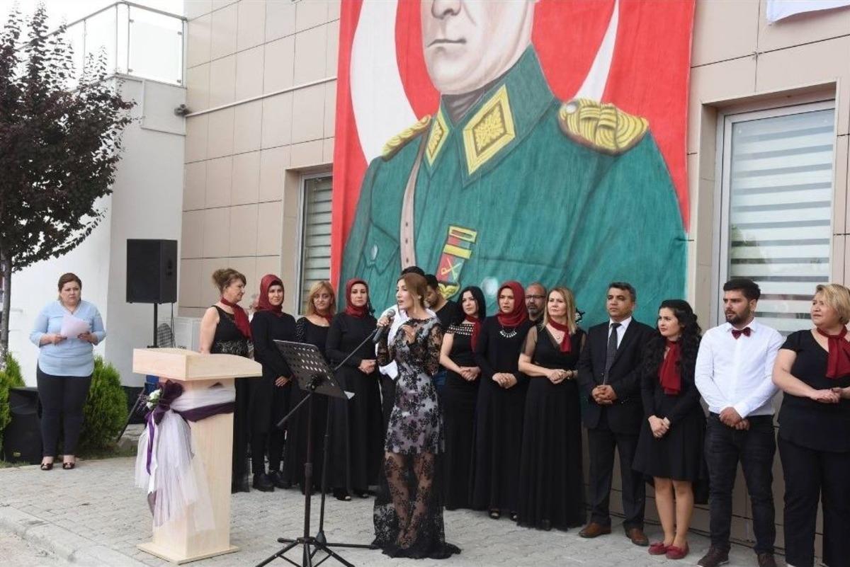 &ldquo;&uuml;&ccedil; Hem Tek Y&uuml;rek&rdquo; Yılsonu Sergisi A&ccedil;ıldı