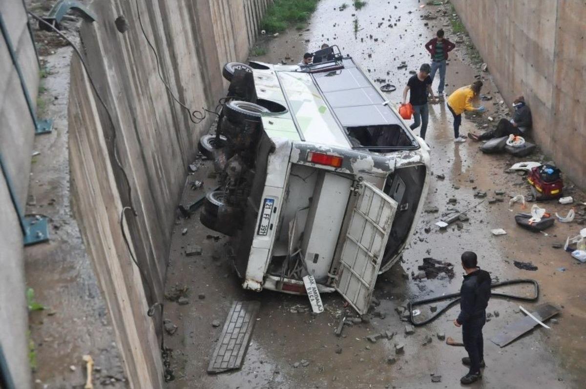 Batman&rsquo;da İş&ccedil;i Midib&uuml;s&uuml; Dereye U&ccedil;tu: 15 Yaralı