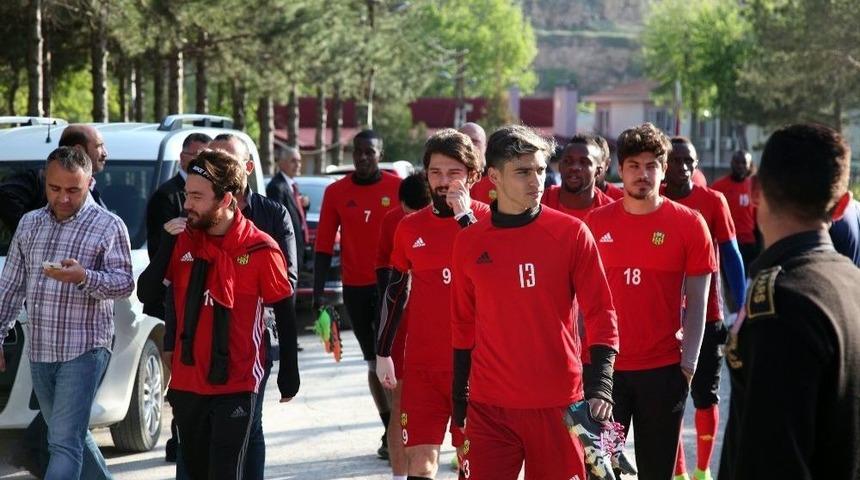 Yeni Malatyasporlu Taraftarlar Oyunculara Moral Verdi