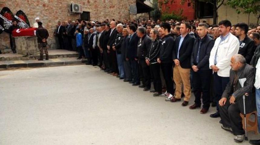 Kalp Krizinden &Ouml;len Polis Memuru Toprağa Verildi