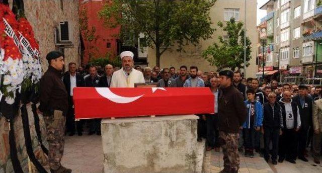 Kalp Krizinden Ölen Polis Memuru Toprağa Verildi