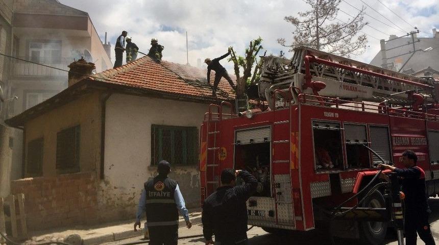 Karaman&rsquo;da Afgan Ailenin Kaldığı Evin &Ccedil;atısı Yandı