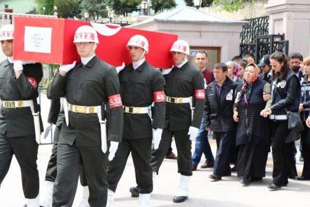 Tezkeresine 1 Gün Kala Yıldırım Düşmesi Sonucu Şehit Olan Asker Toprağa Verildi