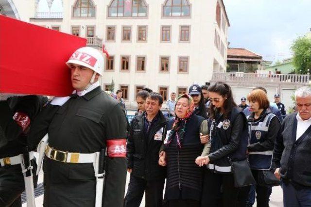 Tezkeresine 1 Gün Kala Yıldırım Düşmesi Sonucu Şehit Olan Asker Toprağa Verildi