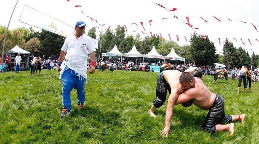 Sultangazi Er Meydanı Pehlivanların Kıyasıya M&uuml;cadelelerine Sahne Oldu