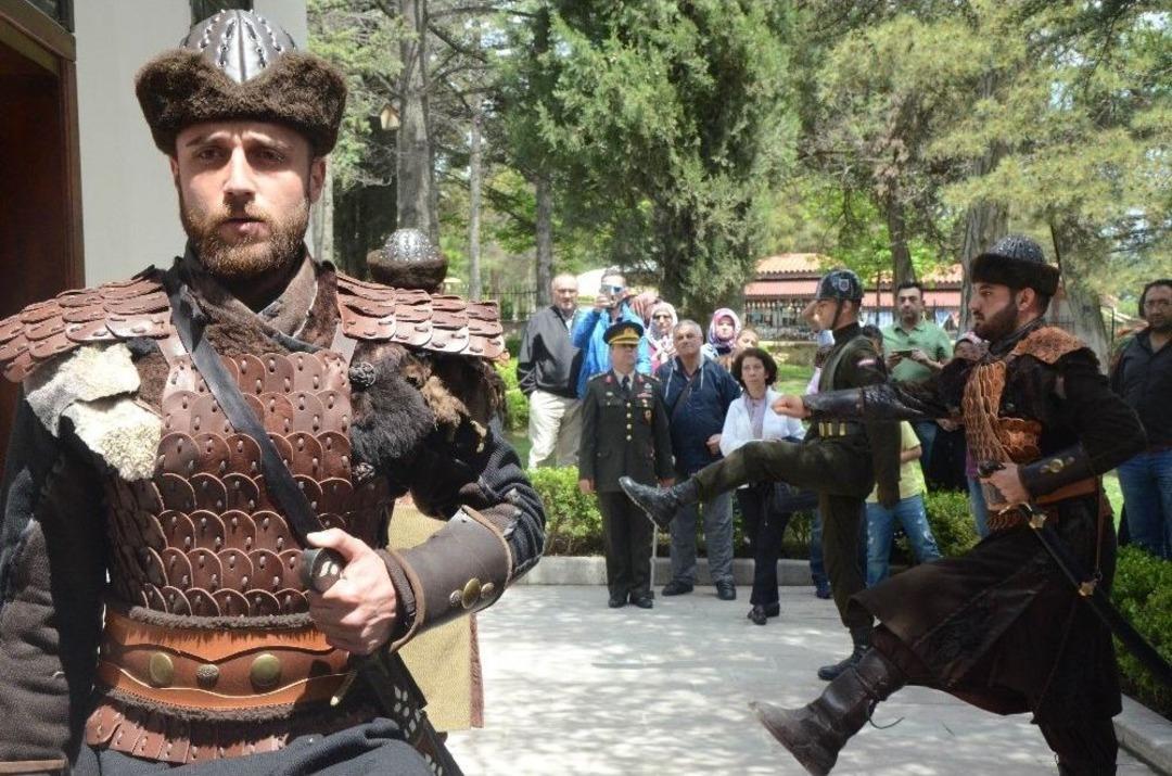 Ertuğrul Gazi T&uuml;rbesi&rsquo;nde Saygı N&ouml;betleri Başladı