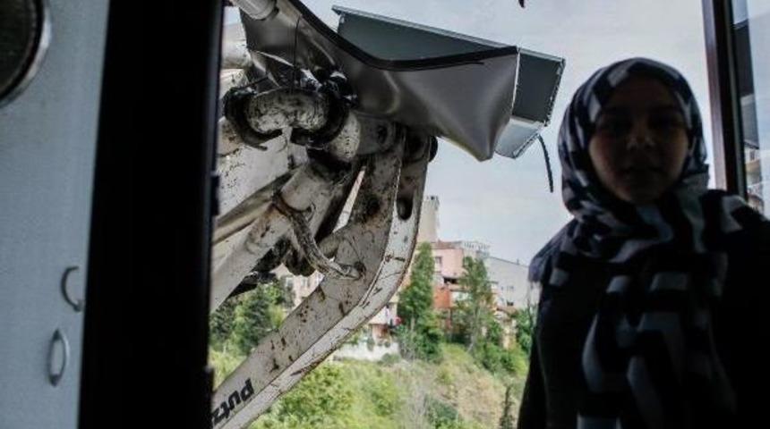 Beton Pompası Binaya &Ccedil;arptı (1)