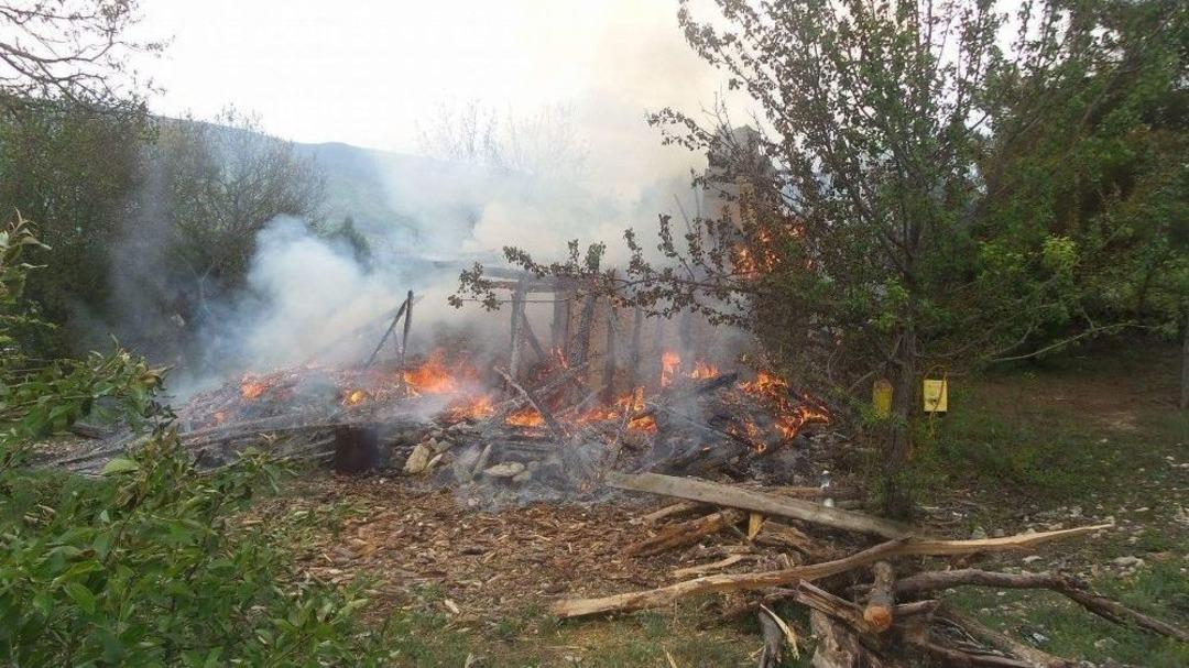 Evinde &Ccedil;ıkan Yangında Alevlerin Arasında Kalan Yaşlı Adam &Ouml;ld&uuml;