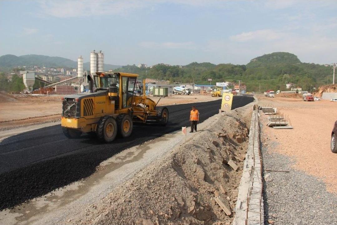 Bozuk Olan Hastane Yoluna Ge&ccedil;ici Asfalt D&ouml;k&uuml;ld&uuml;