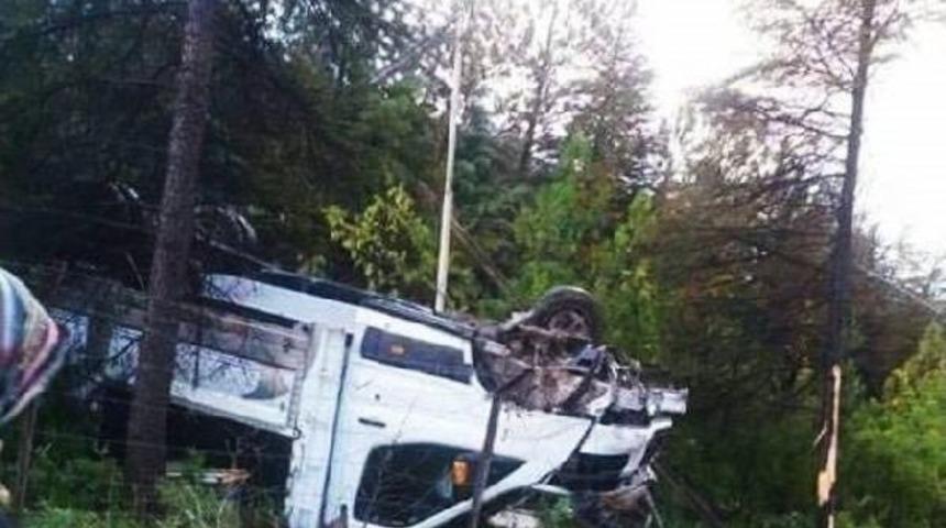 Şarampole Yuvarlanan Kamyonetin S&uuml;r&uuml;c&uuml;s&uuml; Yaralandı