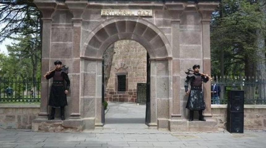 Ertuğrul Gazi T&uuml;rbesi'nde Alp Kıyafetli Askerlerden 'saygı' N&ouml;beti
