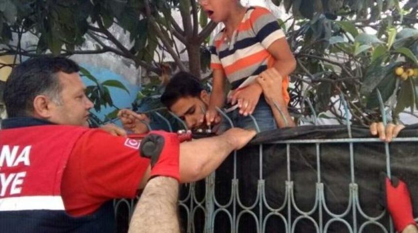 Yenid&uuml;nya Yemek İsterken Eline Demir Parmaklık Saplandı