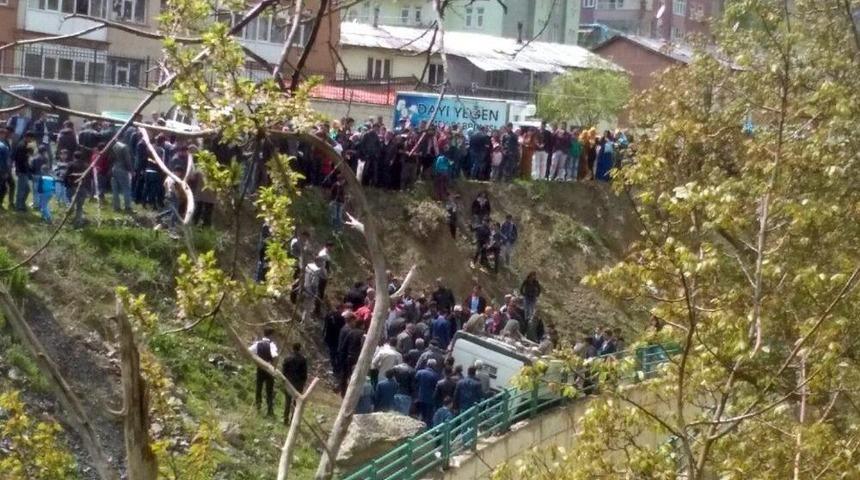 Hakkari&rsquo;de Park Halindeki Ara&ccedil; U&ccedil;uruma Yuvarlandı