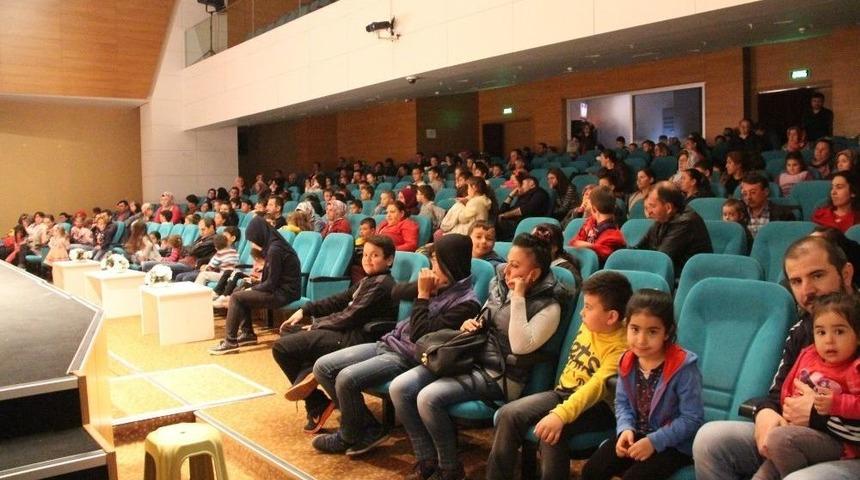 Boz&uuml;y&uuml;k&rsquo;te &Ccedil;ocuklar İ&ccedil;in &ldquo;keloğlan&rsquo;ın Becerikli Eşeği&rdquo; Sahnelendi