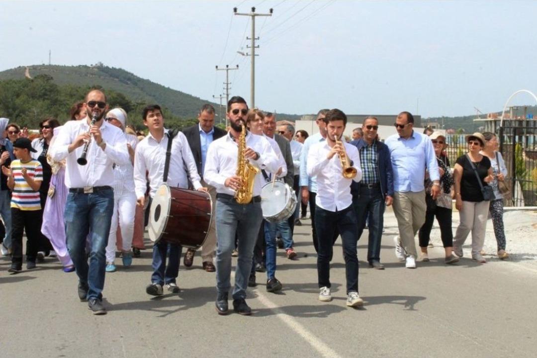 Ayvalık Ve K&uuml;&ccedil;&uuml;kk&ouml;y&rsquo;de Teferi&ccedil; Şenlikleri Coşkusu