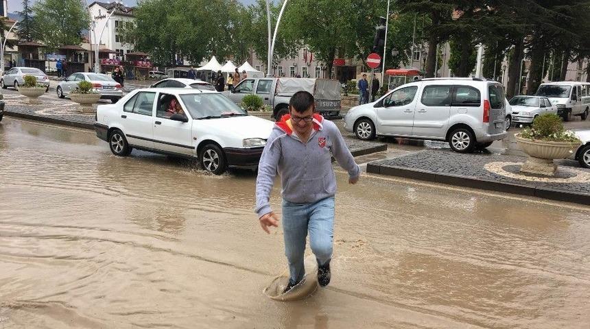 Tokat&rsquo;ta Sağanak Yağış Caddeleri G&ouml;le &Ccedil;evirdi