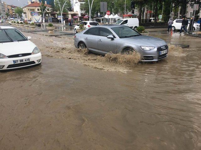 Tokat&rsquo;ta Sağanak Yağış Caddeleri G&ouml;le &Ccedil;evirdi 2