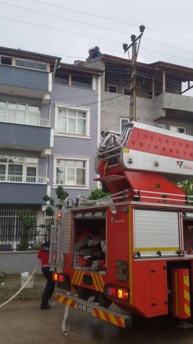 Niksar&rsquo;da Yıldırım D&uuml;şen Evde Yangın &Ccedil;ıktı 1