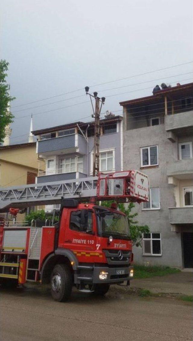 Niksar&rsquo;da Yıldırım D&uuml;şen Evde Yangın &Ccedil;ıktı 2