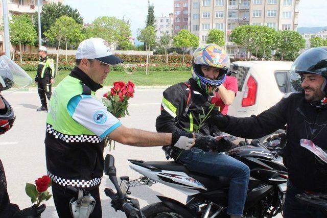 Bursa Polisi Trafik Haftası’nda Sürücülere Gül Dağıttı