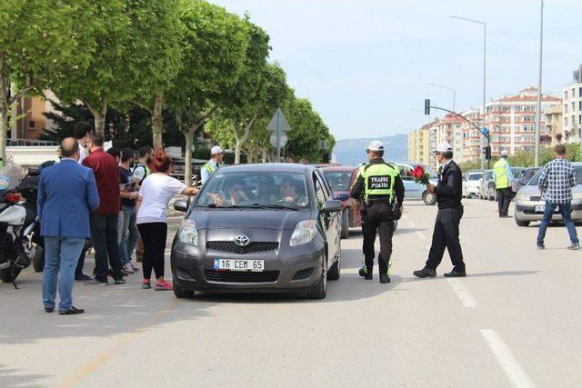 Bursa Polisi Trafik Haftası’nda Sürücülere Gül Dağıttı