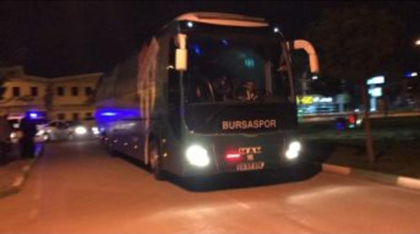 Bursaspor Takım Otob&uuml;s&uuml;ne Taşlı Saldırı