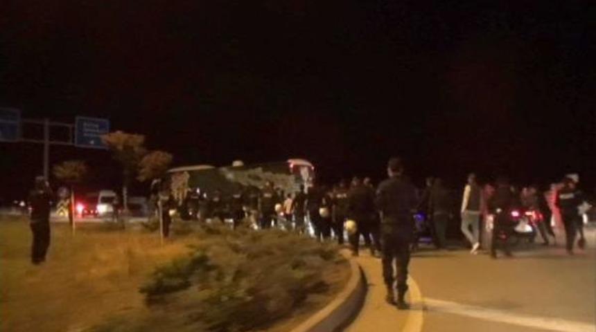 Bursasporlu Taraftarlar Takım Otob&uuml;s&uuml;n&uuml; Taşladı