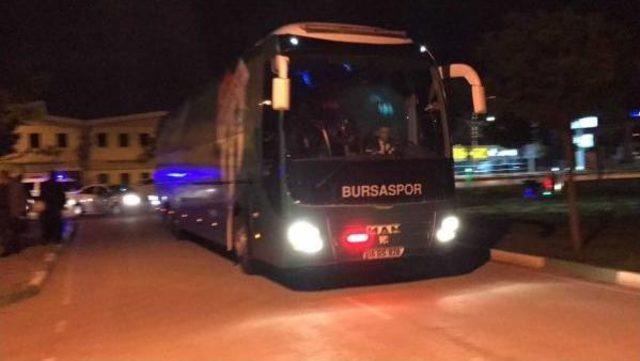 Bursasporlu Taraftarlar Takım Otobüsünü Taşladı