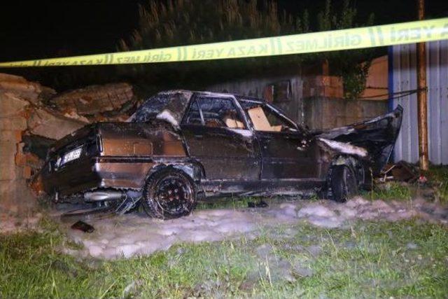 2 Aylık Evli Sürücü Kontrolünü Yitirdiği Otomobilde Yanarak Öldü, 2 Kişi Yaralandı