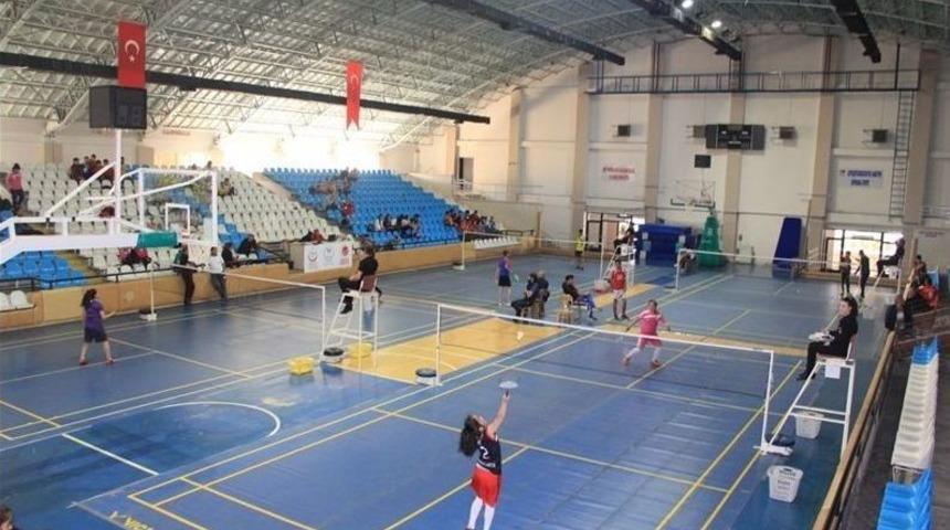 Yıldızlar Badminton Grup M&uuml;sabakaları Başladı