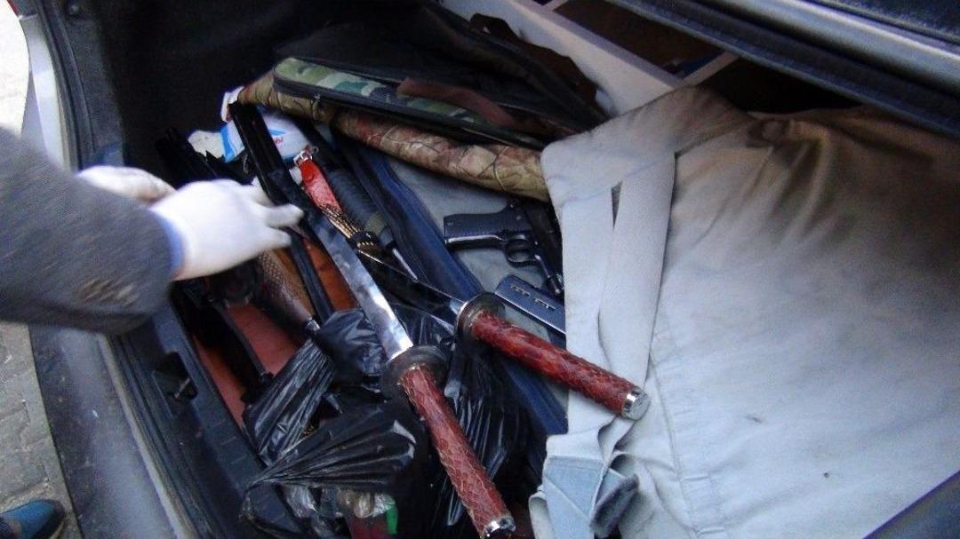 6 Kamera İle G&ouml;zetlenen Evde Silah, Kılı&ccedil;, Kama Ve Bı&ccedil;aklar Ele Ge&ccedil;irildi