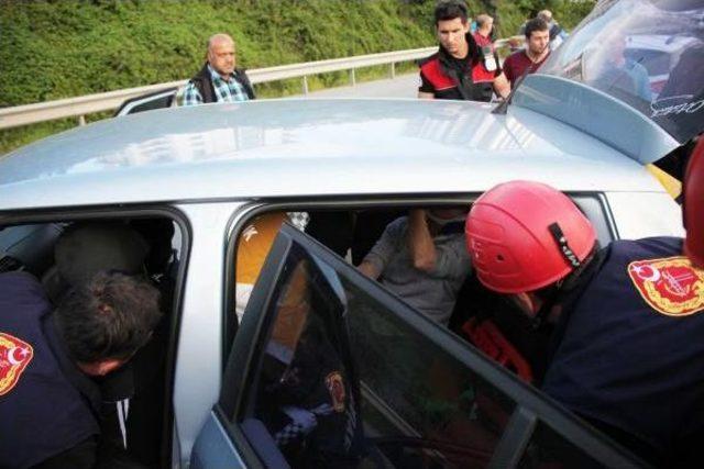 Zonguldak'ta Iki Otomobil Çarpıştı; 4 Yaralı