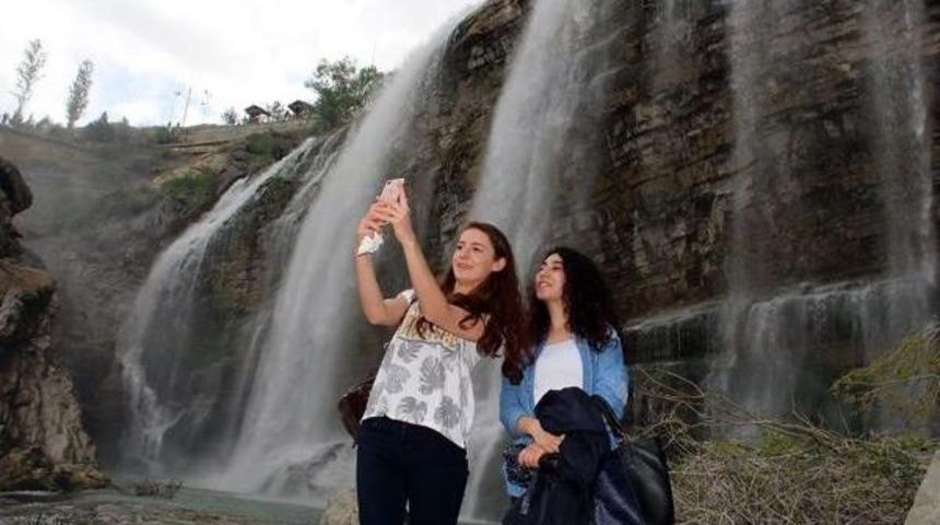 Tortum Şelalesi Cıvıl Cıvıl