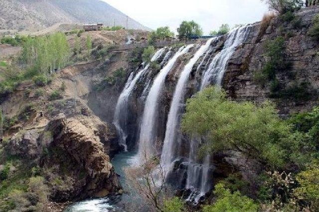 Tortum Şelalesi Cıvıl Cıvıl