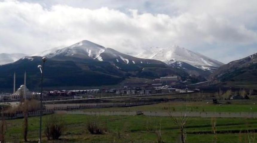 Paland&ouml;ken'e Mayıs Karı