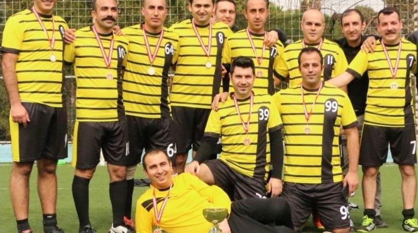 Alevler Arasından Halı Sahaya