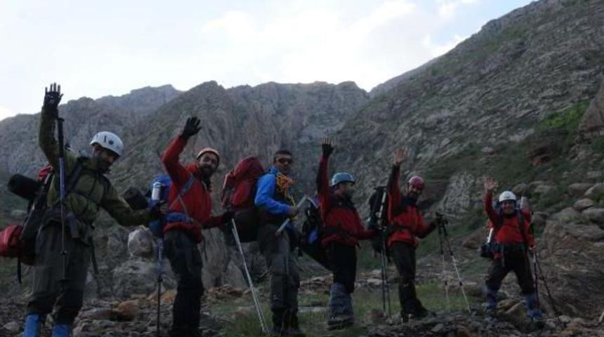 Hakkari'de 3 Bin 487 Rakımlı S&uuml;mb&uuml;l Dağına Zorlu Tırmanış