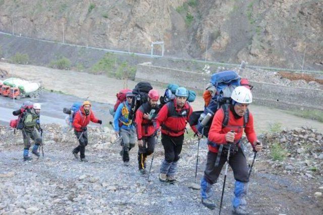 Hakkari'de 3 Bin 487 Rakımlı Sümbül Dağına Zorlu Tırmanış