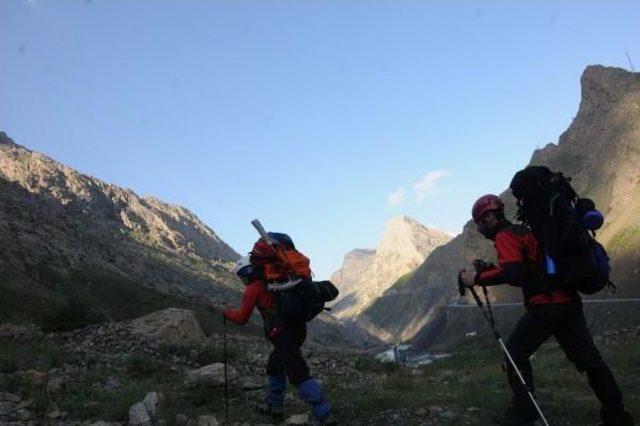 Hakkari'de 3 Bin 487 Rakımlı Sümbül Dağına Zorlu Tırmanış