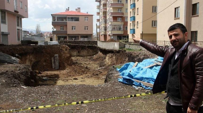 Polis, Rus Generale Ait Olduğu İleri S&uuml;r&uuml;len Cesedin Başında S&uuml;rekli N&ouml;bet Tutuyor