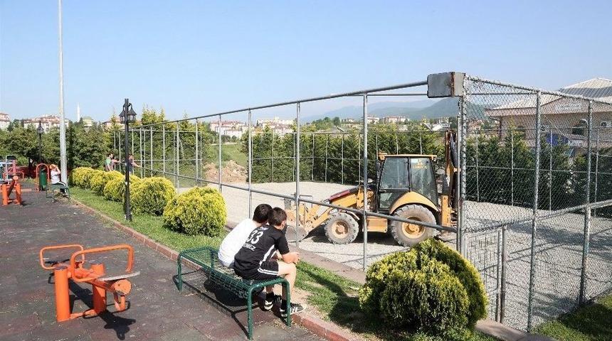Başiskele&rsquo;de Yıpranan Spor Sahaları Yenileniyor