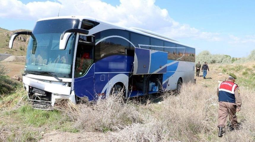 Yozgat&rsquo;ta Yolcu Otob&uuml;s&uuml; Tarlaya Girdi: 10 Yaralı