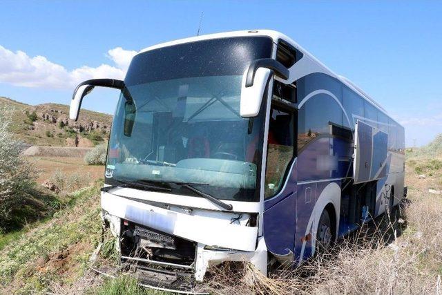 Yozgat’ta Yolcu Otobüsü Tarlaya Girdi: 10 Yaralı