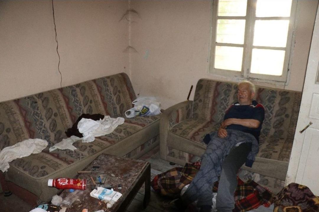 (&ouml;zel Haber) &Ccedil;&ouml;p Evde Yaşayan Yaşlı Adam Y&uuml;rekleri Burktu