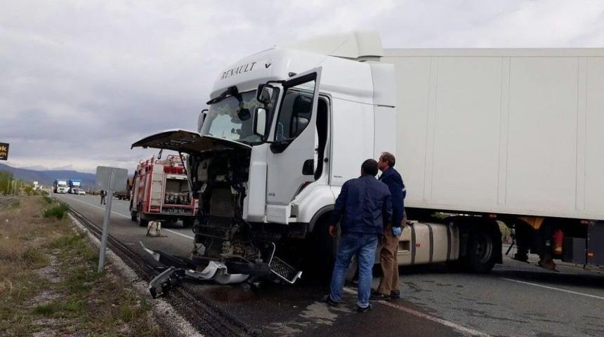 Erzincan Da Trafik Kazası; 2 &Ouml;l&uuml;, 3 Yaralı