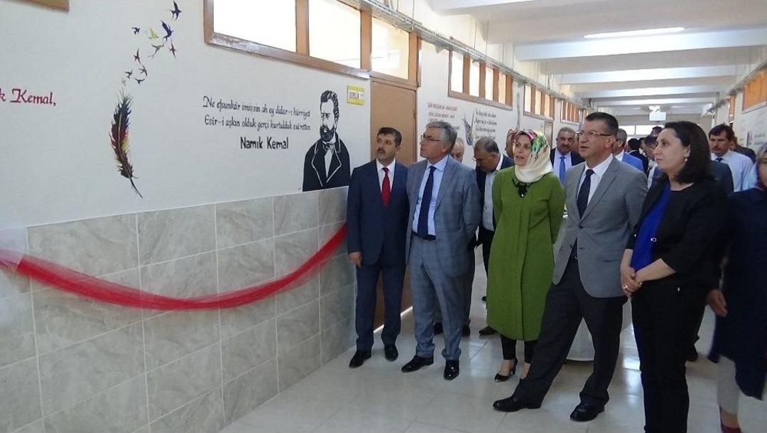 Okulun Koridorlarını &ldquo;edebiyat Sokağı&rdquo;na D&ouml;n&uuml;şt&uuml;rd&uuml;ler